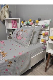 4 Parça Ayda Oturan Kız Desenli Lastikli Çarşaflı Tek Kişilik PİKE Yatak Örtüsü Takımı